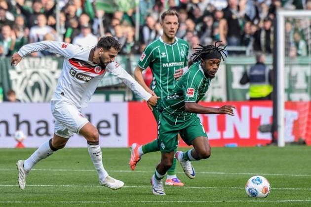 Danel Sinani ( Pauli ) Samuel Mbangula ( Bremen ) Deutschland , Bremen , Weserstadion , Fussball , 1. Bundesliga , SV Werder Bremen - FC St Pauli