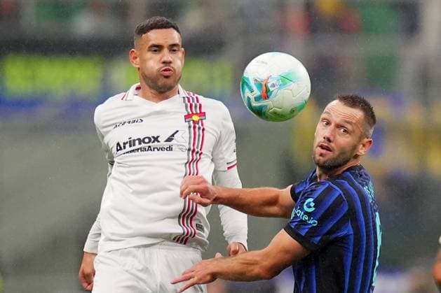 Inter MilanÕs Stefan de Vrij fights for the ball with Cremonese s Antonio Sanabria during the Serie A soccer match between Inter and Cremonese at the San Siro Stadium in Milan , north Italy - Saturday , October 4 , 2025. - Soccer .  Copyright: xSpada LaPressex