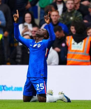Moisàs Caicedo of Chelsea celebrates scoring the opening goal Chelsea v Liverpool, Premier League, Football, Stamford Bridge, London, UK - 04 Oct 2025London Stamford Bridge United Kingdom EDITORIAL USE ONLY No use with unauthorised audio, video, data, fixture lists, club league logos or live services. Online in-match use limited to 120 images, no video emulation. No use in betting, games or single club league player publications. Copyright: xJavierxGarcia Shutterstockx 15515828s
