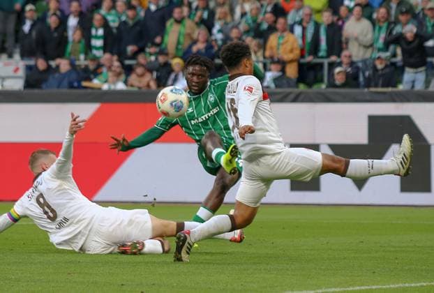 Deutschland: Fussball Bundesliga 2025 26, 6. Spieltag - SV Werder Bremen vs FC St.Pauli - Weserstadion-Stadion (Bremen): Victor Boniface (SV Werder Bremen, 44) Eric Smith (FC St. Pauli, 8) Bremen Copyright: xAymanxAlahmedx