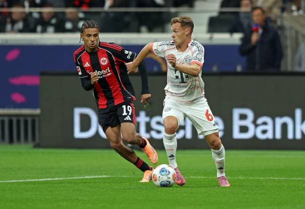 04.10.2025, xovx, Fußball Bundesliga, Eintracht Frankfurt - FC Bayern München v.l. Jean-Matteo Bahoya (Eintracht Frankfurt), Joshua Kimmich (FC Bayern München) (DFL DFB REGULATIONS PROHIBIT ANY USE OF PHOTOGRAPHS as IMAGE SEQUENCES and or QUASI-VIDEO) emspor Frankfurt am Main