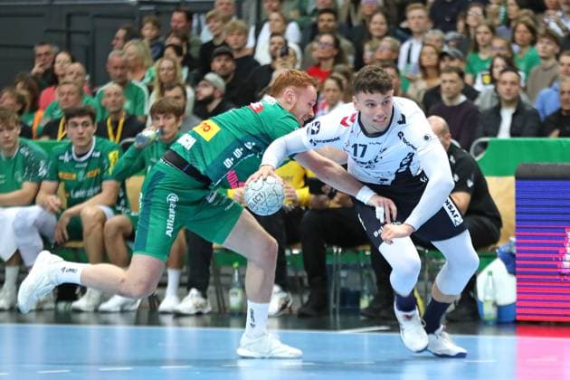 Handball DAIKIN HBL: SC DHfK Leipzig - SG Flensburg-Handewitt; 04.10.2025 Tomas Piroch (7, SC DHfK Leipzig) gegen +fh16+. Handball, DAIKIN HBL, 1. Bundesliga, Saison 2025 2026, 7. Spieltag: SC DHfK Leipzig vs. SG Flensburg-Handewitt am 04.10.2025 in der Quarterback Immobilien Arena Leipzig. Copyright: xBEAUTIFULxSPORTS JanxKaeferx