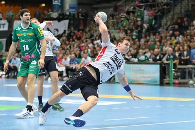 Sport Bilder des Tages Handball DAIKIN HBL: SC DHfK Leipzig - SG Flensburg-Handewitt; 04.10.2025 Lukas Jörgensen (25, SG Flensburg-Handewitt). Handball, DAIKIN HBL, 1. Bundesliga, Saison 2025 2026, 7. Spieltag: SC DHfK Leipzig vs. SG Flensburg-Handewitt am 04.10.2025 in der Quarterback Immobilien Arena Leipzig. Copyright: xBEAUTIFULxSPORTS JanxKaeferx
