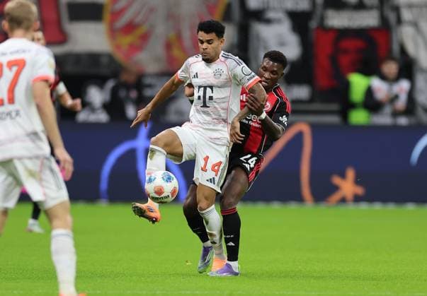 04.10.2025, Fussball Bundesliga, Eintracht Frankfurt - FC Bayern München, v.l., Luis Diaz (FC Bayern München), Aurelio Buta (Eintracht Frankfurt) DFL DFB REGULATIONS PROHIBIT ANY USE OF PHOTOGRAPHS AS IMAGE SEQUENCES AND OR QUASI-VIDEO. xdcx Copyright: HMBxMedia Claus
