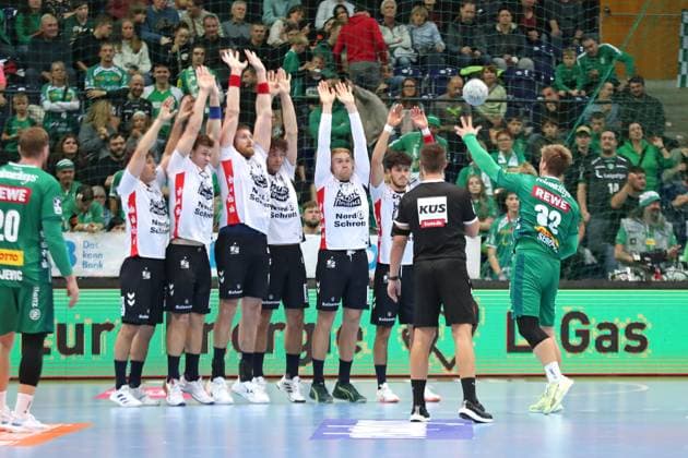 Handball DAIKIN HBL: SC DHfK Leipzig - SG Flensburg-Handewitt; 04.10.2025 Franz Semper (32, SC DHfK Leipzig) mit einem Freiwurf gegen die komplette Abwehrmauer. Handball, DAIKIN HBL, 1. Bundesliga, Saison 2025 2026, 7. Spieltag: SC DHfK Leipzig vs. SG Flensburg-Handewitt am 04.10.2025 in der Quarterback Immobilien Arena Leipzig. Copyright: xBEAUTIFULxSPORTS JanxKaeferx
