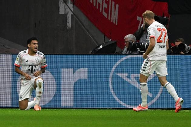 04.10.2025, xsltx, Fussball 1.Bundesliga, Eintracht Frankfurt - FC Bayern München v.l. Torjubel nach dem Tor zum celebrating the goal celebrate 0:1 durch Luis Diaz (FC Bayern Muenchen) (DFL DFB REGULATIONS PROHIBIT ANY USE OF PHOTOGRAPHS as IMAGE SEQUENCES and or QUASI-VIDEO) Frankfurt am Main