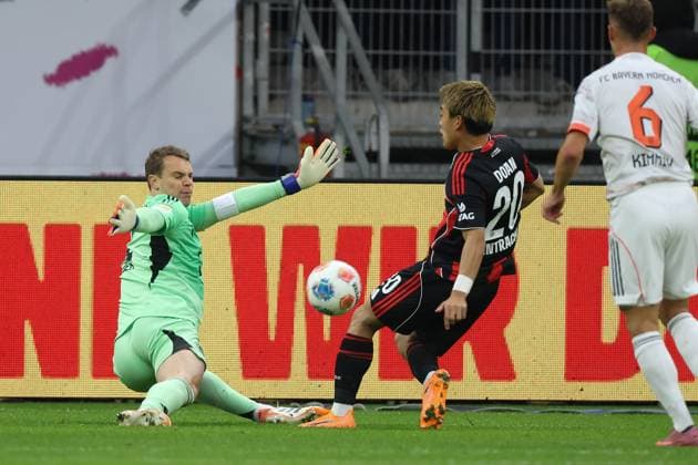 Eintracht Frankfurt - FC Bayern München, 1. FBL Torwart Manuel Neuer (Bayern München, 1) vor Ritsu Doan (Eintracht Frankfurt, 20). Bundesligaspiel zwischen Eintracht Frankfurt und dem FC Bayern München am 4. Oktober 2025 im Deutsche Bank Park in Frankfurt am Main., Frankfurt am Main Hessen Deutschland Deutsche Bank Park