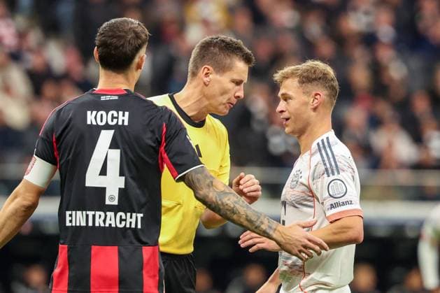 Referee Schiedsrichter Daniel Siebert im Gespraech mit Joshua Kimmich 6 (FC Bayern Muenchen), und Robin Koch 4 (Eintracht Frankfurt), Eintracht Frankfurt vs. FC Bayern Muenchen, DFL, Bundesliga, Saison 2025 2026, Deutsche Bank Park, Hinrunde, 6. Spieltag, 04.10.2025 DFB regulations prohibit any use of photographs as image sequences and or quasi-video Frankfurt Hessen Deutschland