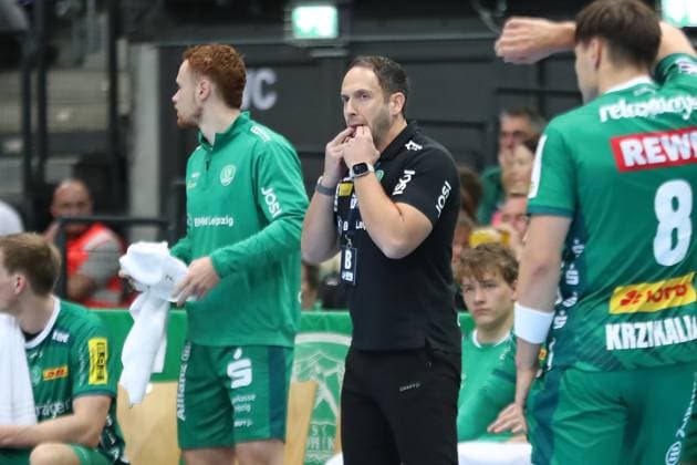 Handball DAIKIN HBL: SC DHfK Leipzig - SG Flensburg-Handewitt; 04.10.2025 Cheftrainer Raul Alonso (SC DHfK Leipzig). Handball, DAIKIN HBL, 1. Bundesliga, Saison 2025 2026, 7. Spieltag: SC DHfK Leipzig vs. SG Flensburg-Handewitt am 04.10.2025 in der Quarterback Immobilien Arena Leipzig. Copyright: xBEAUTIFULxSPORTS JanxKaeferx