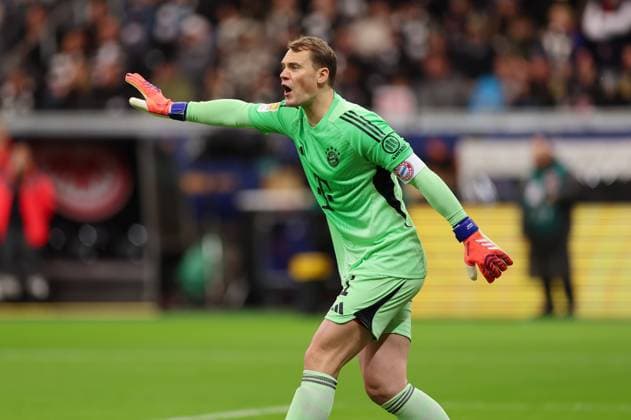 04.10.2025, Fussball Bundesliga, Eintracht Frankfurt - FC Bayern München, v.l., Torwart Manuel Neuer (FC Bayern München) gibt Anweisungen, gestikuliert, mit den Armen gestikulieren gives instructions, gesticulate DFL DFB REGULATIONS PROHIBIT ANY USE OF PHOTOGRAPHS AS IMAGE SEQUENCES AND OR QUASI-VIDEO. xdcx Copyright: HMBxMedia Claus