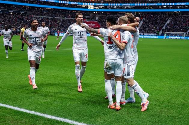 Jubel bei Serge Gnabry 7 (FC Bayern Muenchen), Leon Goretzka 8 (FC Bayern Muenchen) Luis Diaz 14 (FC Bayern Muenchen) und Konrad Laimer 27 (FC Bayern Muenchen) nach dem 0:1, Eintracht Frankfurt vs. FC Bayern Muenchen, DFL, Bundesliga, Saison 2025 2026, Deutsche Bank Park, Hinrunde, 6. Spieltag, 04.10.2025 DFB regulations prohibit any use of photographs as image sequences and or quasi-video Frankfurt Hessen Deutschland