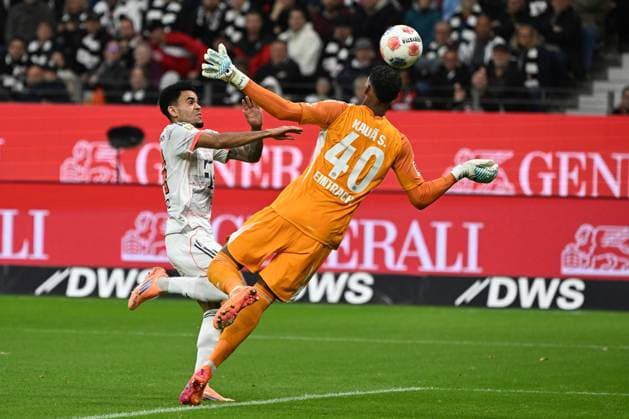04.10.2025, xjhx, Fussball 1.Bundesliga, Eintracht Frankfurt - FC Bayern München v.l. Luis Diaz (FC Bayern Muenchen) Kaua Santos (Eintracht Frankfurt) Zweikampf, Aktion, action, battle for the ball (DFL DFB REGULATIONS PROHIBIT ANY USE OF PHOTOGRAPHS as IMAGE SEQUENCES and or QUASI-VIDEO) Frankfurt am Main