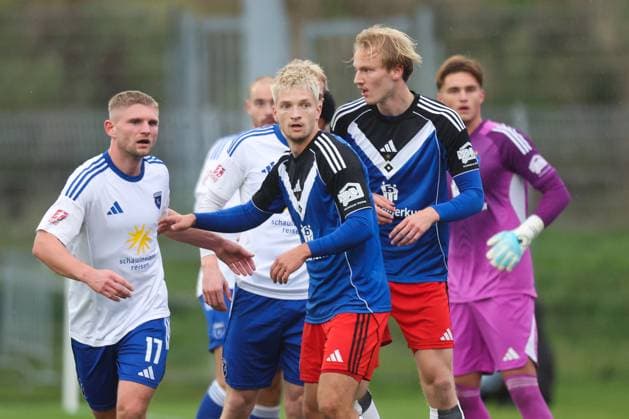 04.10.2025, Fussball, Herren, Regionalliga Nord, 13. Spieltag, BSV Kickers Emden - Hamburger SV II Janek Siderkiewicz (weiß 17 BSV Kickers Emden) im Zweikampf mit Noah Katterbach (16 Hamburger SV II)