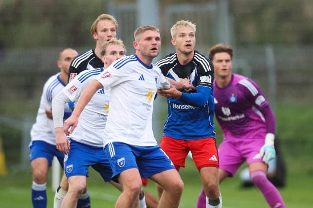 04.10.2025, Fussball, Herren, Regionalliga Nord, 13. Spieltag, BSV Kickers Emden - Hamburger SV II Janek Siderkiewicz (weiß 17 BSV Kickers Emden) im Zweikampf mit Noah Katterbach (16 Hamburger SV II)
