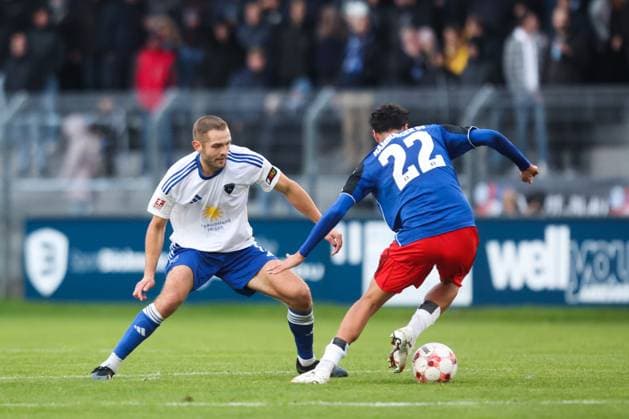 04.10.2025, Fussball, Herren, Regionalliga Nord, 13. Spieltag, BSV Kickers Emden - Hamburger SV II Marten Schmidt (weiß 13 BSV Kickers Emden) im Zweikampf mit Omar Megeed (22 Hamburger SV II)