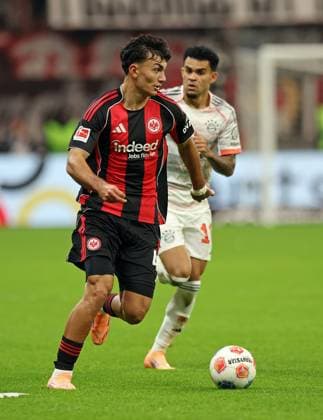 04.10.2025, xovx, Fußball Bundesliga, Eintracht Frankfurt - FC Bayern München v.l. Can Uzun (Eintracht Frankfurt), Luis DIaz (FC Bayern München) (DFL DFB REGULATIONS PROHIBIT ANY USE OF PHOTOGRAPHS as IMAGE SEQUENCES and or QUASI-VIDEO) emspor Frankfurt am Main