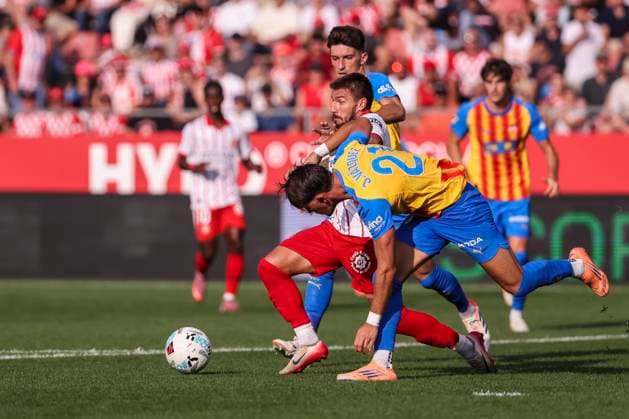 October 4, 2025, Girona, Girona, SPAIN: Portu of Girona FC and Jesus Vazquez of Valencia CF compete for the ball during the Spanish league, La Liga EA Sports, football match played between Girona FC and Valencia CF at Montilivi stadium on October 04, 2025 in Girona, Spain. Girona SPAIN - ZUMAa181 20251004_zaa_a181_166 Copyright: xJavierxBorregox