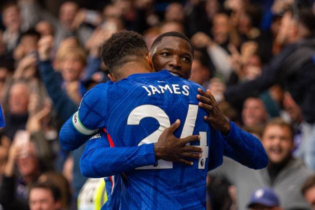 Football - FA Premier League - Chelsea FC v Liverpool FC LONDON, ENGLAND - Saturday, October 4, 2025: Chelsea s MoisÃ s Caicedo celebrates with team-mate Reece James after scoring the first goal during the FA Premier League match between Chelsea FC and Liverpool FC at Stamford Bridge. (Photo by David Rawcliffe Propaganda) LONDON Stamford Bridge GREATER LONDON ENGLAND  Copyright: xDavidxRawcliffex P2025-10-04-Chelsea_Liverpool-59