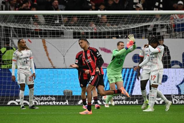 04.10.2025, xjhx, Fussball 1.Bundesliga, Eintracht Frankfurt - FC Bayern München v.l. Torjubel nach dem vermeintlichen Tor zum 1:1 Jean-Matteo Bahoya (Eintracht Frankfurt) (DFL DFB REGULATIONS PROHIBIT ANY USE OF PHOTOGRAPHS as IMAGE SEQUENCES and or QUASI-VIDEO) Frankfurt am Main