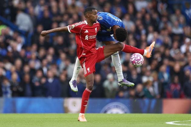 Chelsea v Liverpool 04 October 2025, London - Premier League Football - Chelsea v Liverpool - Josh Acheampong of Chelsea battles with Alexander Isak of Liverpool - Photo: Jacques Feeney Offside. London UK Copyright: xJacquesxFeeneyx xOffsidexOffside