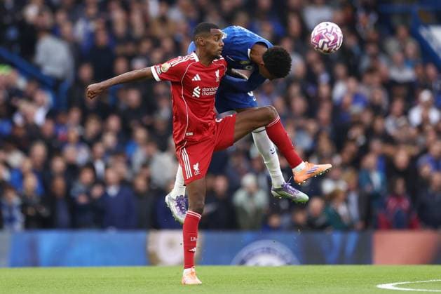 Chelsea v Liverpool 04 October 2025, London - Premier League Football - Chelsea v Liverpool - Josh Acheampong of Chelsea battles with Alexander Isak of Liverpool - Photo: Jacques Feeney Offside. London UK Copyright: xJacquesxFeeneyx xOffsidexOffside