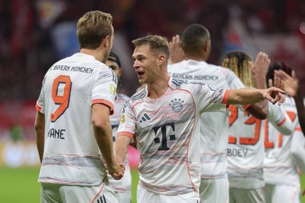 Eintracht Frankfurt - FC Bayern München, 1. FBL Jubel nach dem Tor zum 0:2 durch Harry Kane (Bayern München, 9). Rechts Joshua Kimmich (Bayern München, 6). Bundesligaspiel zwischen Eintracht Frankfurt und dem FC Bayern München am 4. Oktober 2025 im Deutsche Bank Park in Frankfurt am Main., Frankfurt am Main Hessen Deutschland Deutsche Bank Park