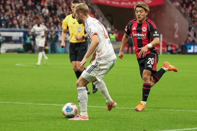 Konrad Laimer 27 (FC Bayern Muenchen) am Ball vor Ritsu Doan 20 (Eintracht Frankfurt), Eintracht Frankfurt vs. FC Bayern Muenchen, DFL, Bundesliga, Saison 2025 2026, Deutsche Bank Park, Hinrunde, 6. Spieltag, 04.10.2025 DFB regulations prohibit any use of photographs as image sequences and or quasi-video Frankfurt Hessen Deutschland