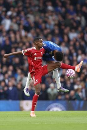 Chelsea v Liverpool 04 October 2025, London - Premier League Football - Chelsea v Liverpool - Josh Acheampong of Chelsea battles with Alexander Isak of Liverpool - Photo: Jacques Feeney Offside. London UK Copyright: xJacquesxFeeneyx xOffsidexOffside
