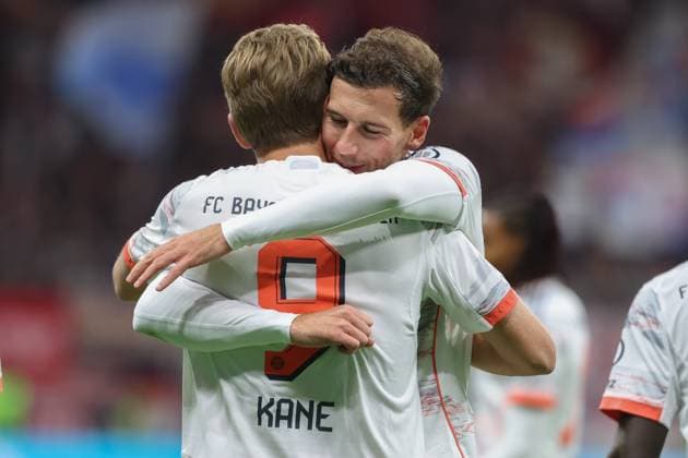 Eintracht Frankfurt - FC Bayern München, 1. FBL Jubel nach dem Tor zum 0:2 durch Harry Kane (Bayern München, 9). Rechts Leon Goretzka (Bayern München, 8). Bundesligaspiel zwischen Eintracht Frankfurt und dem FC Bayern München am 4. Oktober 2025 im Deutsche Bank Park in Frankfurt am Main., Frankfurt am Main Hessen Deutschland Deutsche Bank Park