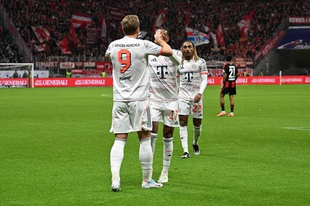 04.10.2025, xjhx, Fussball 1.Bundesliga, Eintracht Frankfurt - FC Bayern München v.l. Torjubel nach dem Tor zum celebrating the goal celebrate 0:2 durch Harry Kane (FC Bayern Muenchen) (DFL DFB REGULATIONS PROHIBIT ANY USE OF PHOTOGRAPHS as IMAGE SEQUENCES and or QUASI-VIDEO) Frankfurt am Main
