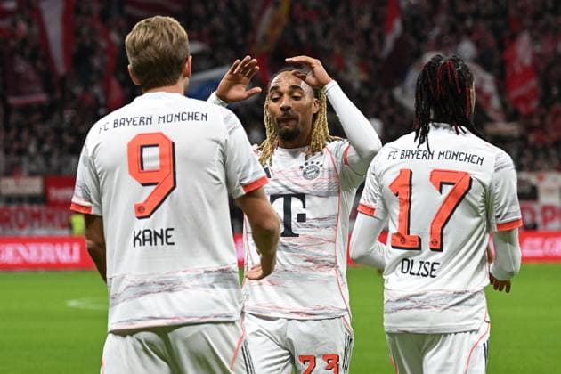 04.10.2025, xjhx, Fussball 1.Bundesliga, Eintracht Frankfurt - FC Bayern München v.l. Torjubel nach dem Tor zum celebrating the goal celebrate 0:2 durch Harry Kane (FC Bayern Muenchen) (DFL DFB REGULATIONS PROHIBIT ANY USE OF PHOTOGRAPHS as IMAGE SEQUENCES and or QUASI-VIDEO) Frankfurt am Main