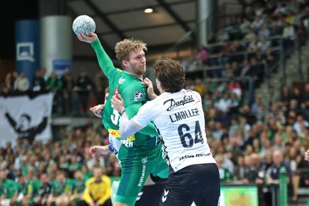 Handball DAIKIN HBL: SC DHfK Leipzig - SG Flensburg-Handewitt; 04.10.2025 Franz Semper (32, SC DHfK Leipzig) wird von Lasse Möller (64, SG Flensburg-Handewitt) attackiert. Handball, DAIKIN HBL, 1. Bundesliga, Saison 2025 2026, 7. Spieltag: SC DHfK Leipzig vs. SG Flensburg-Handewitt am 04.10.2025 in der Quarterback Immobilien Arena Leipzig. Copyright: xBEAUTIFULxSPORTS JanxKaeferx