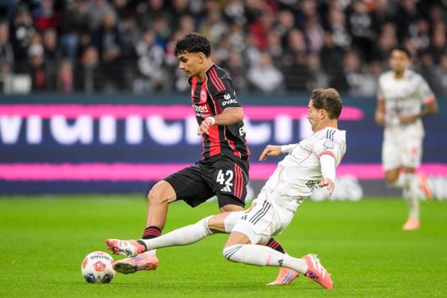 Fußball, 1. Bundesliga, 20251004, SG Eintracht Frankfurt - FC Bayern München. Im Bild v.l. Can UZUN (Frankfurt, 42), Leon GORETZKA (Bayern, 8) Zweikampf Ball. Frankfurt Deutsche Bank Park Hessen Deutschland Copyright: Passion2Press MarkusxFischerx