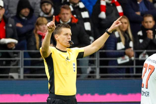 Schiedsrichter Daniel Siebert nach VAR , Deutschland, Fussball, 1. Bundesliga, 6.Spieltag, 2025 2026, Eintracht Frankfurt vs. FC Bayern München, 04.10.2025, Deutsche-Bank-Park, Frankfurt am Main, Deutschland Frankfurt am Main Deutsche-Bank-Park Hessen Deutschland Copyright: xGrantxHubbsx