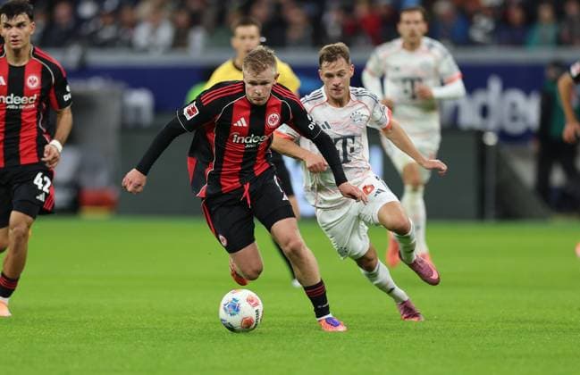 04.10.2025, Fussball Bundesliga, Eintracht Frankfurt - FC Bayern München, v.l., Jonathan Burkardt (Eintracht Frankfurt), Joshua Kimmich (FC Bayern München) DFL DFB REGULATIONS PROHIBIT ANY USE OF PHOTOGRAPHS AS IMAGE SEQUENCES AND OR QUASI-VIDEO. xdcx Copyright: HMBxMedia Claus