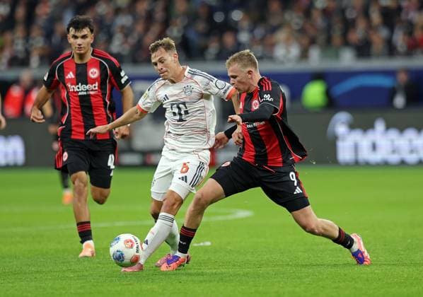 04.10.2025, xovx, Fußball Bundesliga, Eintracht Frankfurt - FC Bayern München v.l. Can Uzun (Eintracht Frankfurt), Joshua Kimmich (FC Bayern München), Jonathan Burkardt (Eintracht Frankfurt) (DFL DFB REGULATIONS PROHIBIT ANY USE OF PHOTOGRAPHS as IMAGE SEQUENCES and or QUASI-VIDEO) emspor Frankfurt am Main