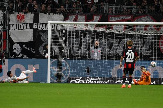 04.10.2025, xsltx, Fussball 1.Bundesliga, Eintracht Frankfurt - FC Bayern München v.l. Luis Diaz (FC Bayern Muenchen) Torschuetze, erzielt das Tor, Treffer, scores the goal 0:1 Kaua Santos (Eintracht Frankfurt) (DFL DFB REGULATIONS PROHIBIT ANY USE OF PHOTOGRAPHS as IMAGE SEQUENCES and or QUASI-VIDEO) Frankfurt am Main