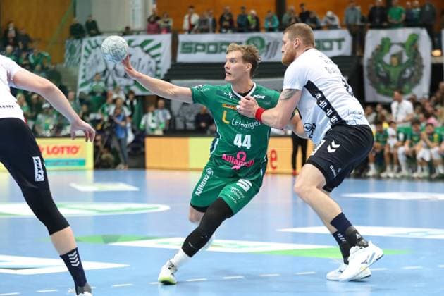 Handball DAIKIN HBL: SC DHfK Leipzig - SG Flensburg-Handewitt; 04.10.2025 Blaer Hinriksson (44, SC DHfK Leipzig) gegen Blaz Blagotinsek (43, SG Flensburg-Handewitt). Handball, DAIKIN HBL, 1. Bundesliga, Saison 2025 2026, 7. Spieltag: SC DHfK Leipzig vs. SG Flensburg-Handewitt am 04.10.2025 in der Quarterback Immobilien Arena Leipzig. Copyright: xBEAUTIFULxSPORTS JanxKaeferx