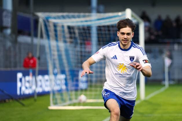 04.10.2025, Fussball, Herren, Regionalliga Nord, 13. Spieltag, BSV Kickers Emden - Hamburger SV II Torjubel zum 2:0 durch Mika Eickhoff (weiß 8 BSV Kickers Emden)