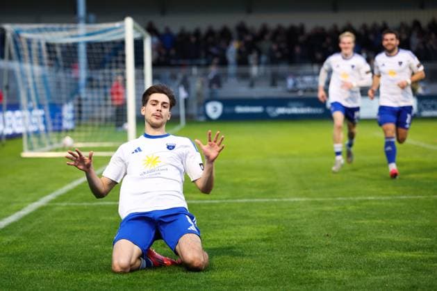 04.10.2025, Fussball, Herren, Regionalliga Nord, 13. Spieltag, BSV Kickers Emden - Hamburger SV II Torjubel zum 2:0 durch Mika Eickhoff (weiß 8 BSV Kickers Emden)
