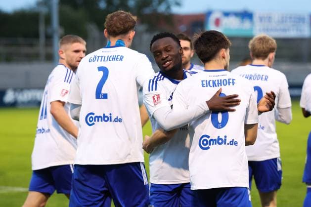 04.10.2025, Fussball, Herren, Regionalliga Nord, 13. Spieltag, BSV Kickers Emden - Hamburger SV II Torjubel zum 2:0 durch Mika Eickhoff (weiß 8 BSV Kickers Emden)