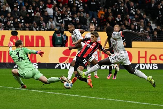 04.10.2025, xsltx, Fussball 1.Bundesliga, Eintracht Frankfurt - FC Bayern München v.l. Harry Kane (FC Bayern Muenchen) Ritsu Doan (Eintracht Frankfurt) Jonathan Tah (FC Bayern Muenchen) Dayot Upamecano (FC Bayern Muenchen) Zweikampf, Aktion, action, battle for the ball (DFL DFB REGULATIONS PROHIBIT ANY USE OF PHOTOGRAPHS as IMAGE SEQUENCES and or QUASI-VIDEO) Frankfurt am Main