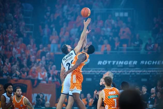 Sport Bilder des Tages TippOff Owen Klassen (ROSTOCK SEAWOLVES, 29) und Malik Osborne (ratiopharm ulm, 10) GER, ratiopharm ulm vs. ROSTOCK SEAWOLFES, Basketball, 3. Spieltag, EasyCredit Bundesliga, Spielzeit 2025 2026, 04.10.2025 GER, ratiopharm ulm vs. ROSTOCK SEAWOLFES, Basketball, 3. Spieltag, EasyCredit Bundesliga, Spielzeit 2025 2026, 04.10.2025 Neu-Ulm *** TippOff Owen Klassen ROSTOCK SEAWOLVES, 29 and Malik Osborne ratiopharm ulm, 10 GER, ratiopharm ulm vs ROSTOCK SEAWOLFES, Basketball, Matchday 3, EasyCredit Bundesliga, Season 2025 2026, 04 10 2025 GER, ratiopharm ulm vs ROSTOCK SEAWOLFES, Basketball, Matchday 3, EasyCredit Bundesliga, Season 2025 2026, 04 10 2025 New Ulm Copyright: xEibner-Pressefoto GeraldxOelze-dexStoppanyx EP_ODS