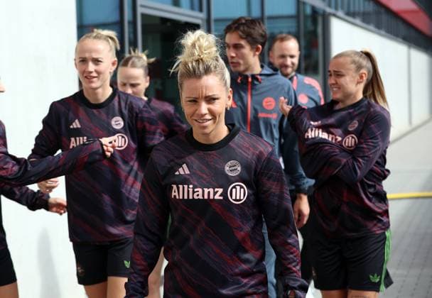 Fussball, Frauen, Google Pixel Frauen Bundesliga, 22.Spieltag, Saison 2025 2026, FC Bayern München - SV Werder Bremen, Campus Linda Dallmann (FC Bayern München) auf dem Weg zum Aufwärmen