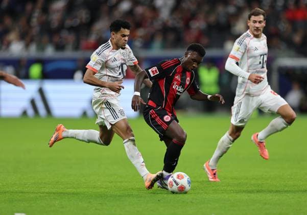 04.10.2025, Fussball Bundesliga, Eintracht Frankfurt - FC Bayern München, v.l., Luis Diaz (FC Bayern München), Aurelio Buta (Eintracht Frankfurt) DFL DFB REGULATIONS PROHIBIT ANY USE OF PHOTOGRAPHS AS IMAGE SEQUENCES AND OR QUASI-VIDEO. xdcx Copyright: HMBxMedia Claus