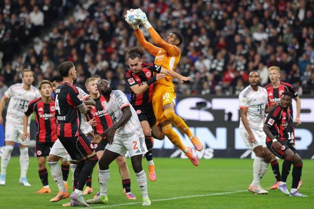 Eintracht Frankfurt - FC Bayern München, 1. FBL Torwart Kaua Santos (Eintracht Frankfurt, 40) mit einer Parade, vor ihm Arthur Theate (Eintracht Frankfurt, 3). Bundesligaspiel zwischen Eintracht Frankfurt und dem FC Bayern München am 4. Oktober 2025 im Deutsche Bank Park in Frankfurt am Main., Frankfurt am Main Hessen Deutschland Deutsche Bank Park