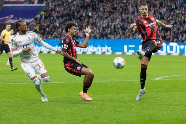 1. Fussball Bundesliga: Eintracht Frankfurt - FC Bayern München, 04.10.2025 Robin Koch (Eintracht Frankfurt 4) klärt den Ball vor Michael Olise (FC Bayern München 17), Eintracht Frankfurt - FC Bayern München, Frankfurt, Deutsche Bank Park, 4.10.2025 Copyright: xBEAUTIFULxSPORTS Gawlikx