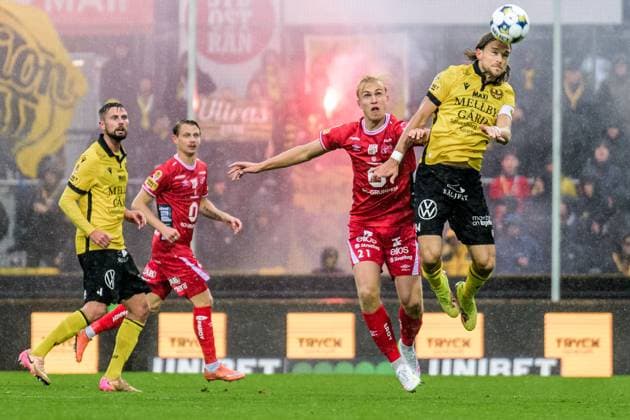 251004 Elfsborgs Leo Östman och Mjällbys Tom Pettersson under fotbollsmatchen i Allsvenskan mellan Mjällby och Elfsborg den 4 oktober 2025 i Hällevik. Copyright: MATHILDAxSCHULER BB251004MA131