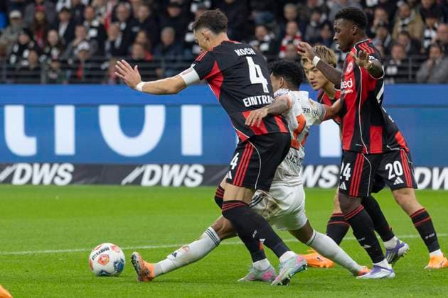 1. Fussball Bundesliga: Eintracht Frankfurt - FC Bayern München, 04.10.2025 Robin Koch (Eintracht Frankfurt 4) klärt den Ball vor Luis Diaz (FC Bayern München 14), Eintracht Frankfurt - FC Bayern München, Frankfurt, Deutsche Bank Park, 4.10.2025 Copyright: xBEAUTIFULxSPORTS Gawlikx
