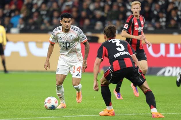 Eintracht Frankfurt - FC Bayern München, 1. FBL Luis Diaz (Bayern München, 14) gegen Arthur Theate (Eintracht Frankfurt, 3). Bundesligaspiel zwischen Eintracht Frankfurt und dem FC Bayern München am 4. Oktober 2025 im Deutsche Bank Park in Frankfurt am Main., Frankfurt am Main Hessen Deutschland Deutsche Bank Park